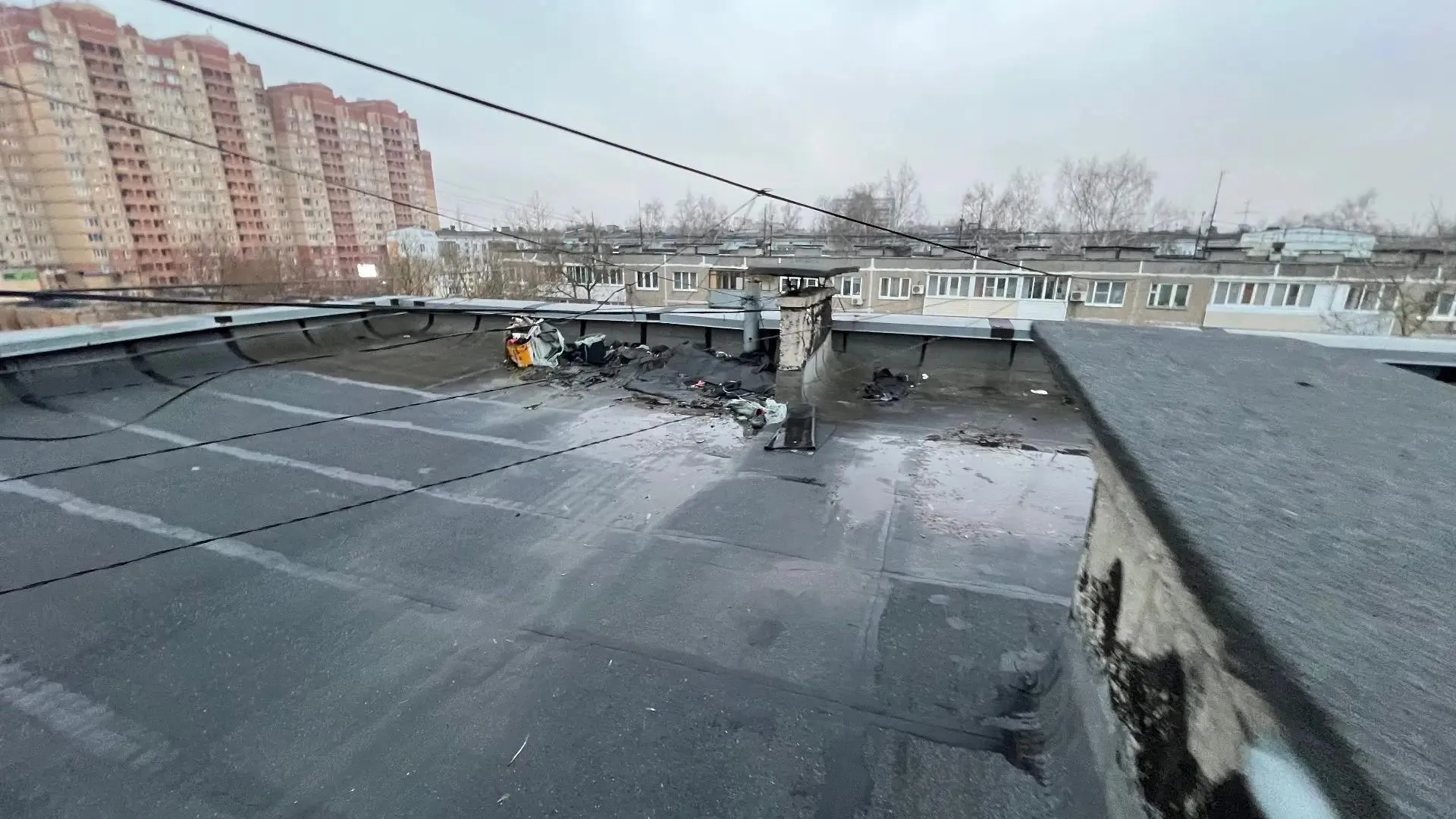 В Электроуглях начали капремонт кровли дома на Пионерской