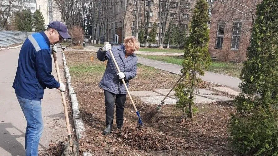 В Королеве сотрудники предприятий наводят порядок на прилегающих территориях