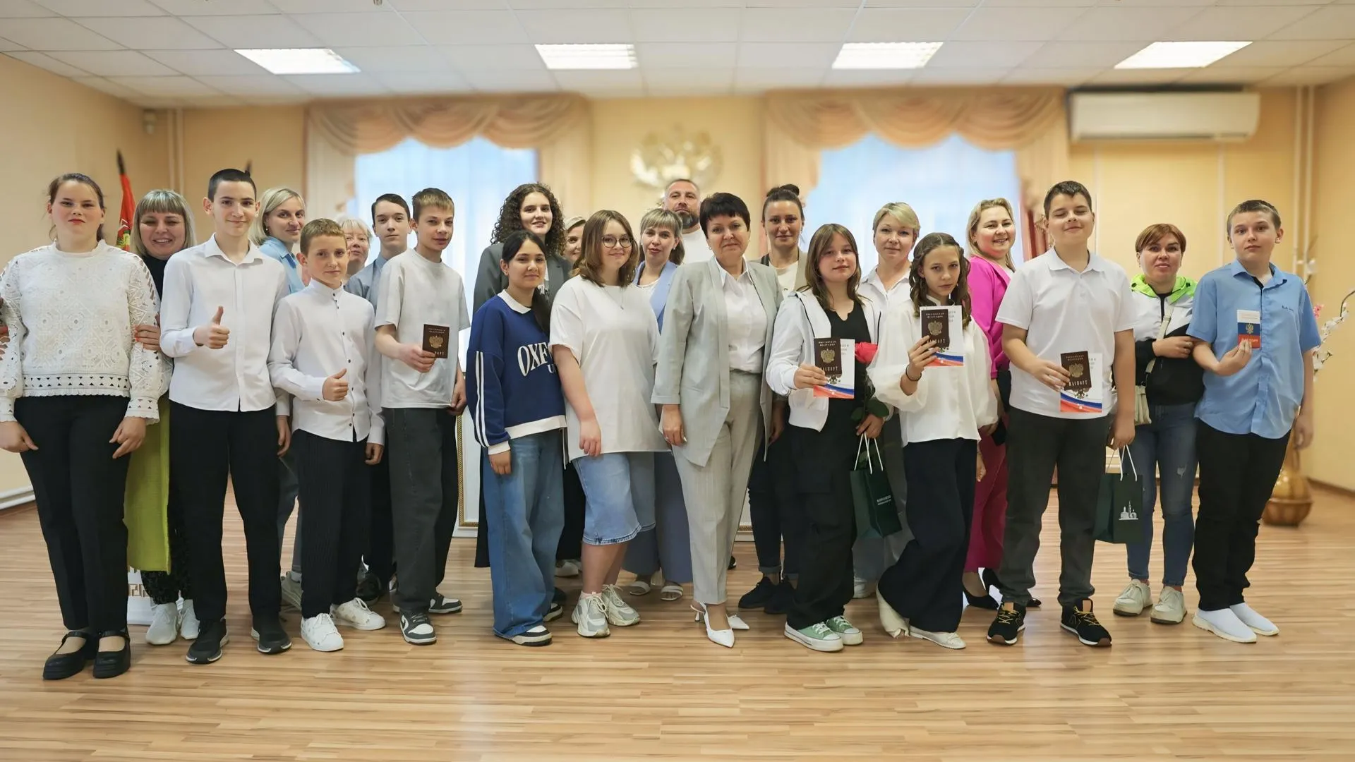 Более 400 подростков торжественно получили свои первые паспорта в Подмосковье в июне