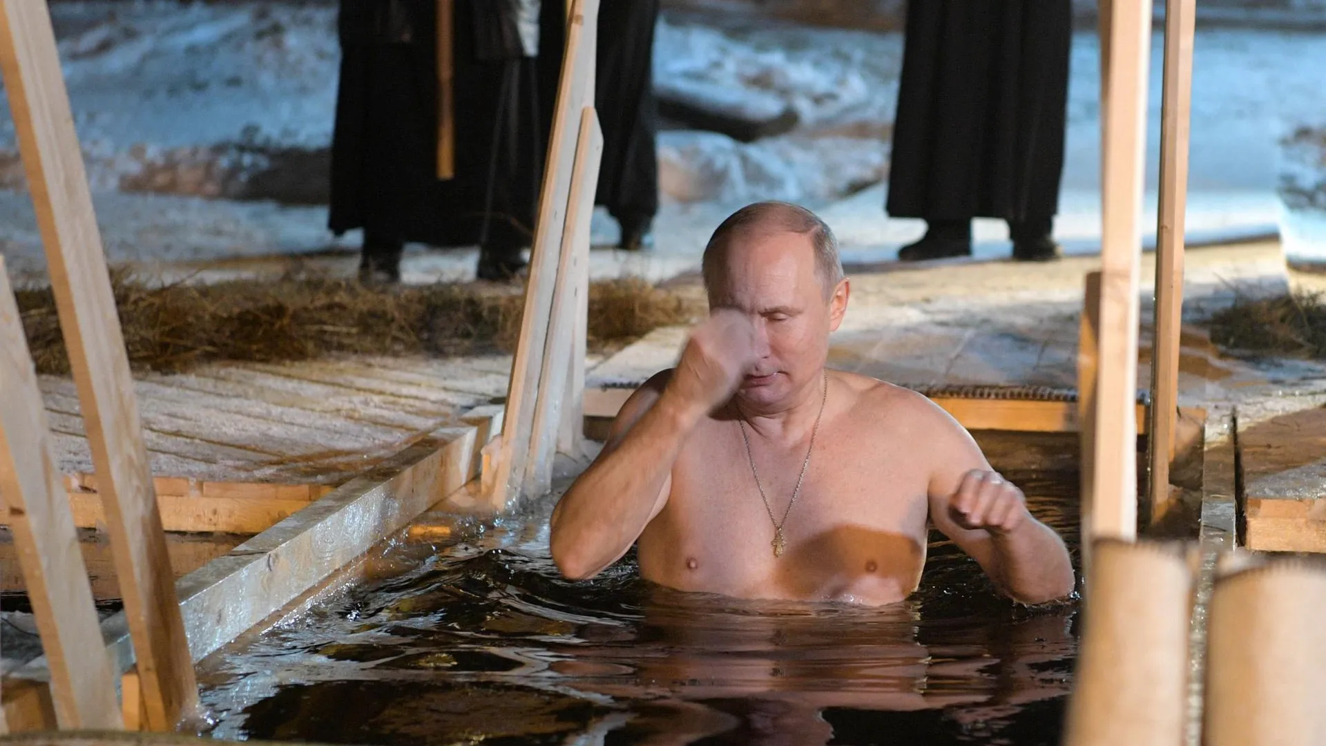Путин окунулся в прорубь в Подмосковье на Крещение