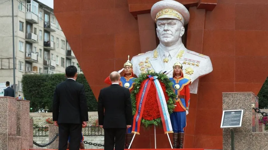 Путин и президент Монголии возложили венок к памятнику Жукову в Улан-Баторе