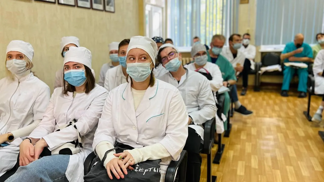 Главный детский травматолог Подмосковья поздравил будущих коллег с Днем студента