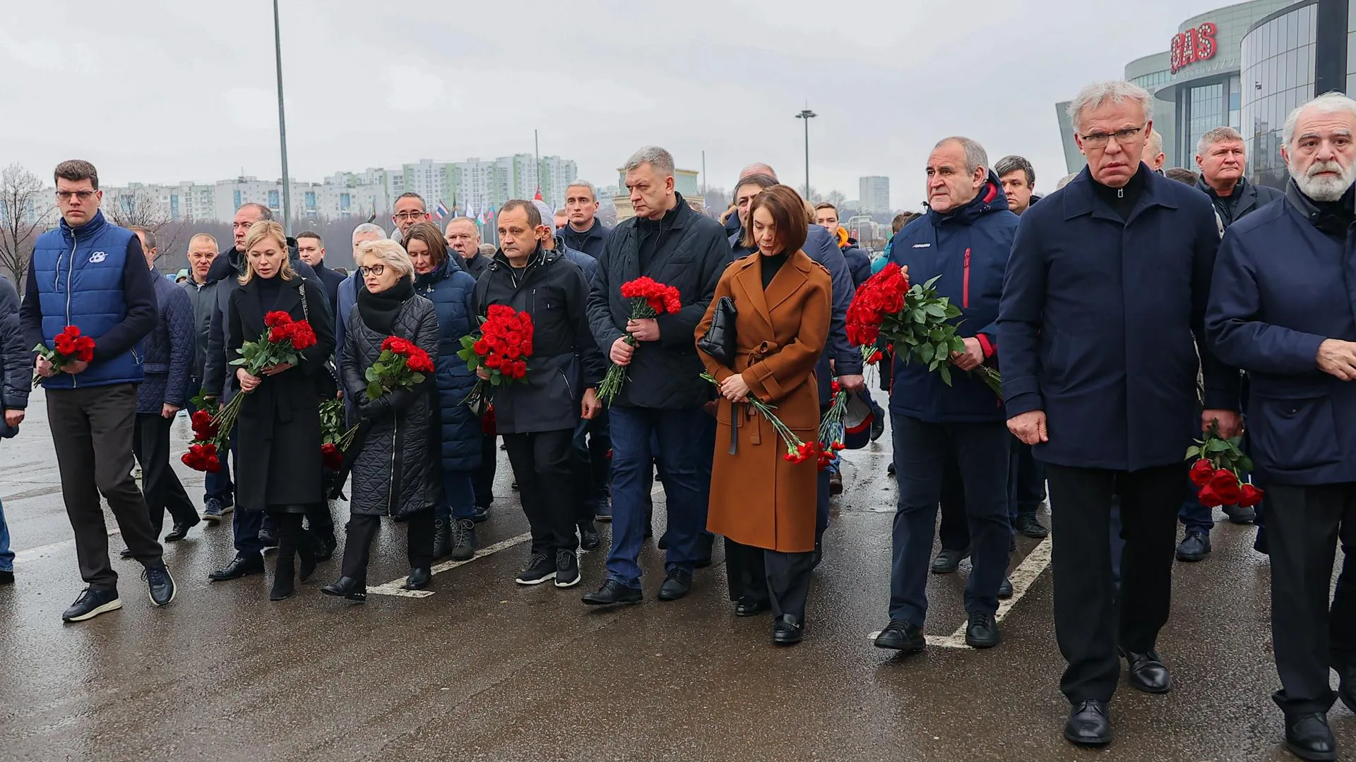 Тысячи людей несут цветы и свечи к стихийным мемориалам в память о жертвах теракта