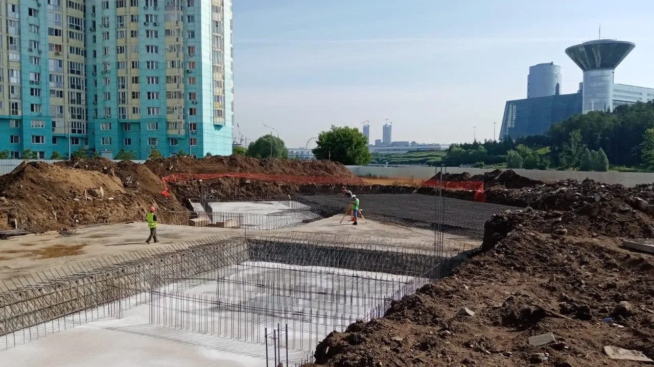 На стройке образовательного комплекса в Красногорске начали обустраивать фундамент