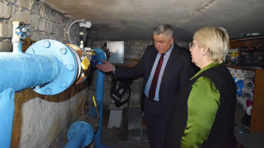 Депутат Мособлдумы помог установить водосчетчик в школе Балашихи