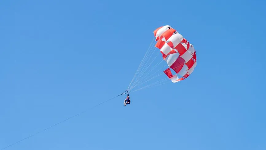 Блогер установил мировой рекорд, собрав кубик Рубика во время прыжка с парашютом