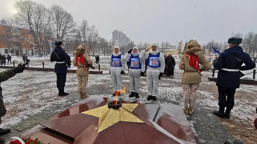 Участники лыжного перехода ВДВ возложили цветы к Вечному огню в Подольске