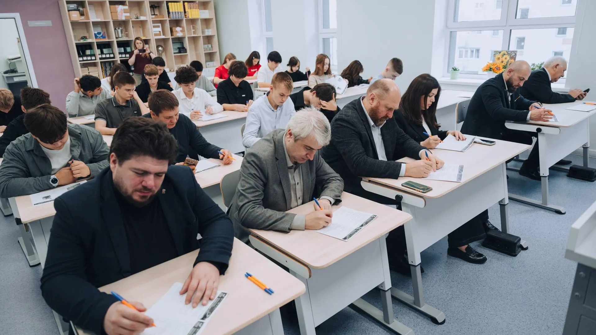Более 100 школьников и студентов Лосино-Петровского написали научный диктант