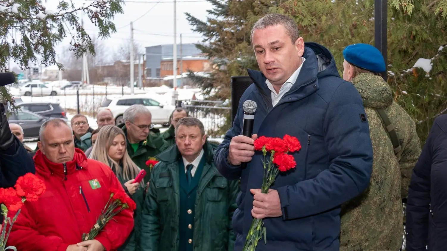 На фасаде здания Талдомского лесничества открыли мемориальную доску в честь лесника Чупова