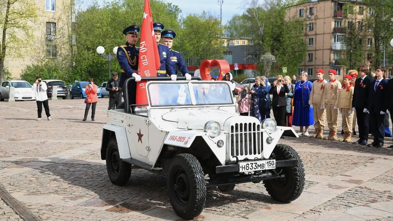 В Долгопрудном прошла акция «Равнение на Знамя Победы»