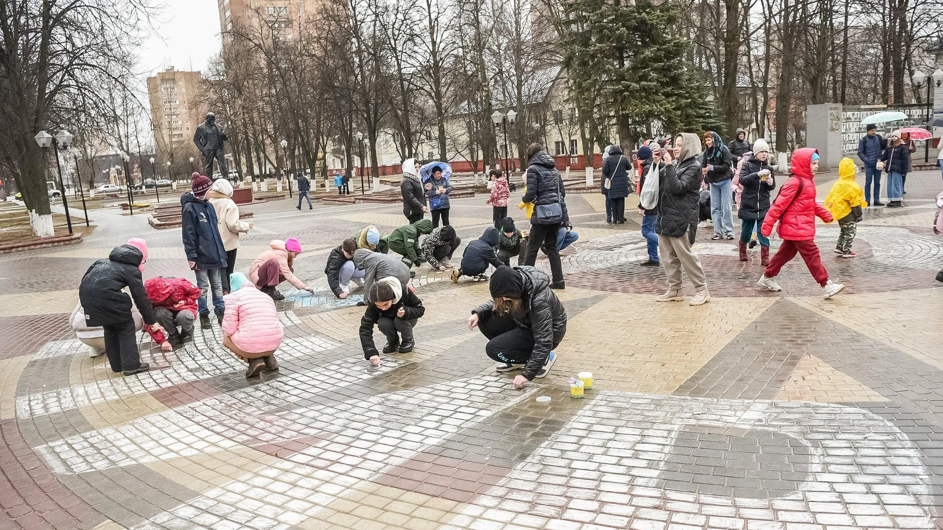 Более 50 человек нарисовали символ мира на главной площади в Балашихе
