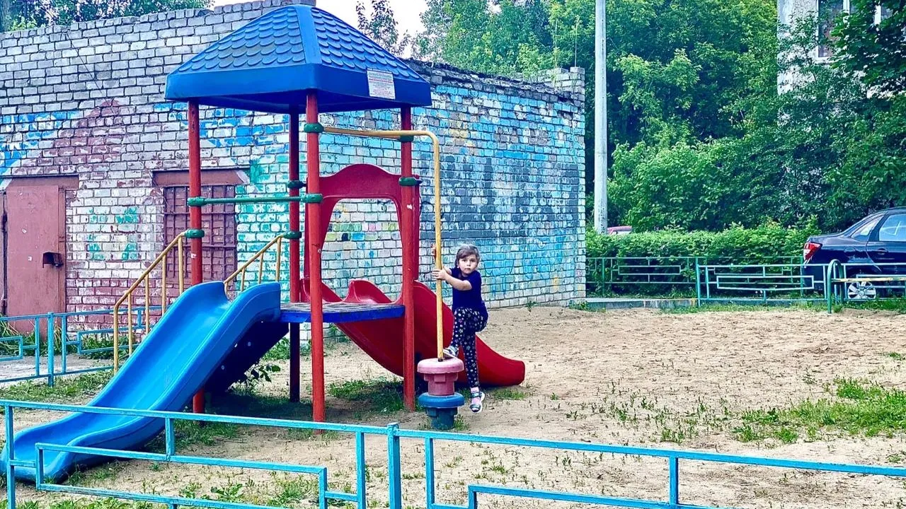 Жители дома на Художественном проезде Подольска попросили обновить детскую площадку