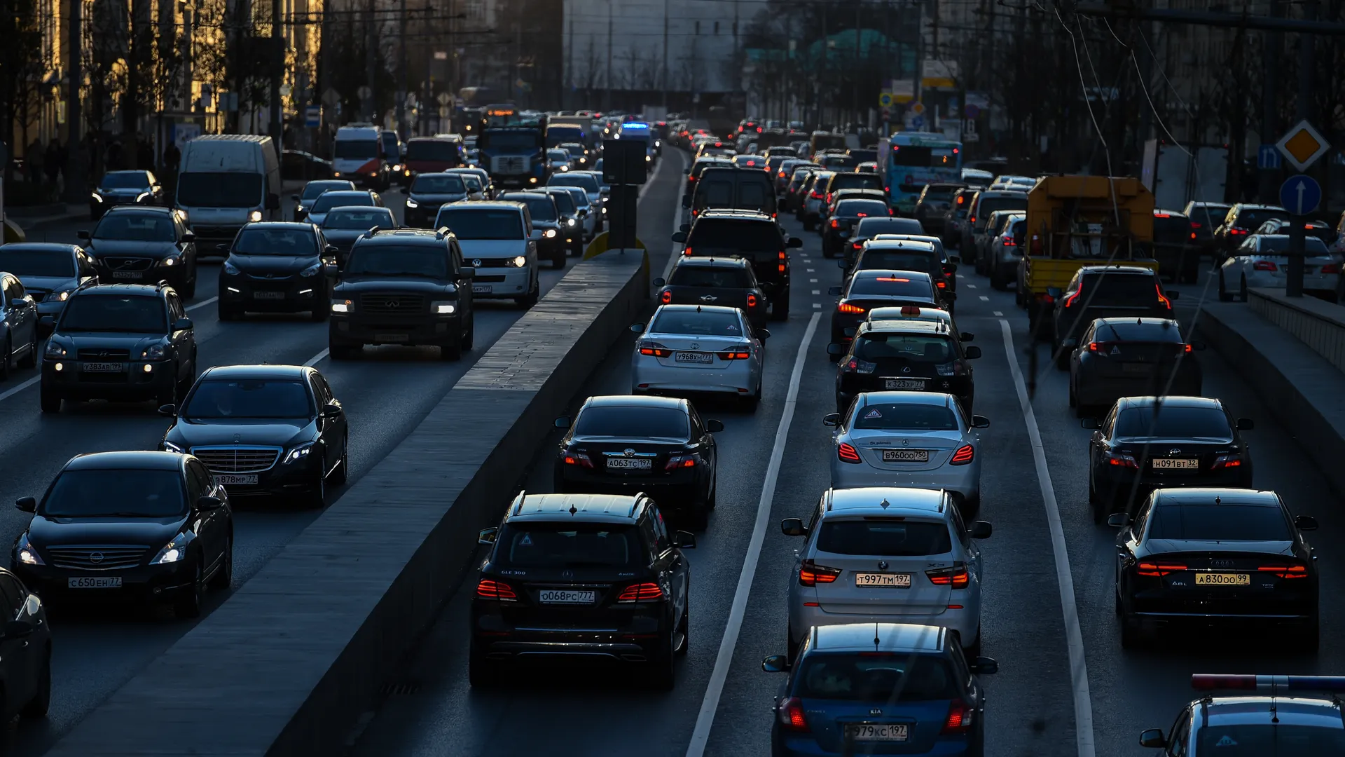Дороги Подмосковья в четверг вечером загружены на 6 баллов