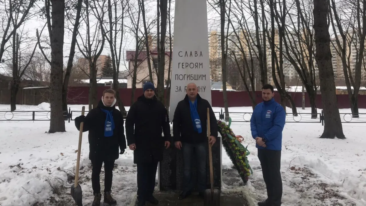 Активисты местного отделения партии «Единая Россия» провели зимний субботник в Щелкове