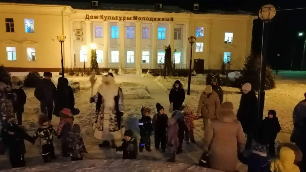 Дед Мороз со Снегурочкой поздравили детей у СДК «Молодежный» Подольска