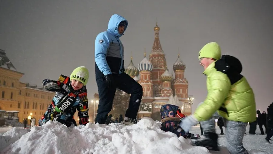 Сугробы по полтора метра: 10 самых снежных зим в истории России