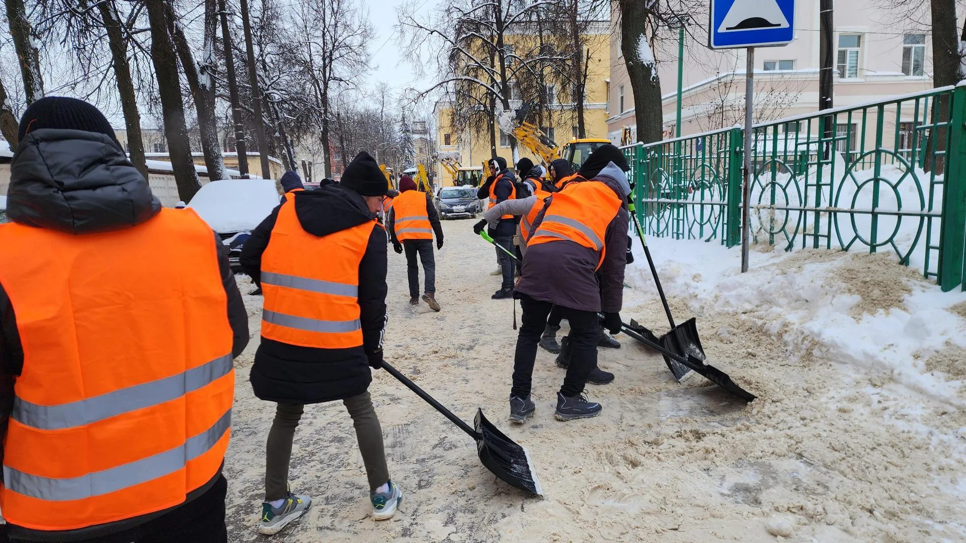 В Климовске новая подрядная организация начала очищать дворы от снега