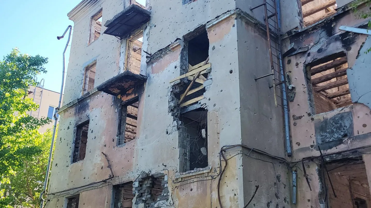 Специалисты из Подмосковья восстанавливают дом в Левобережном районе Мариуполя