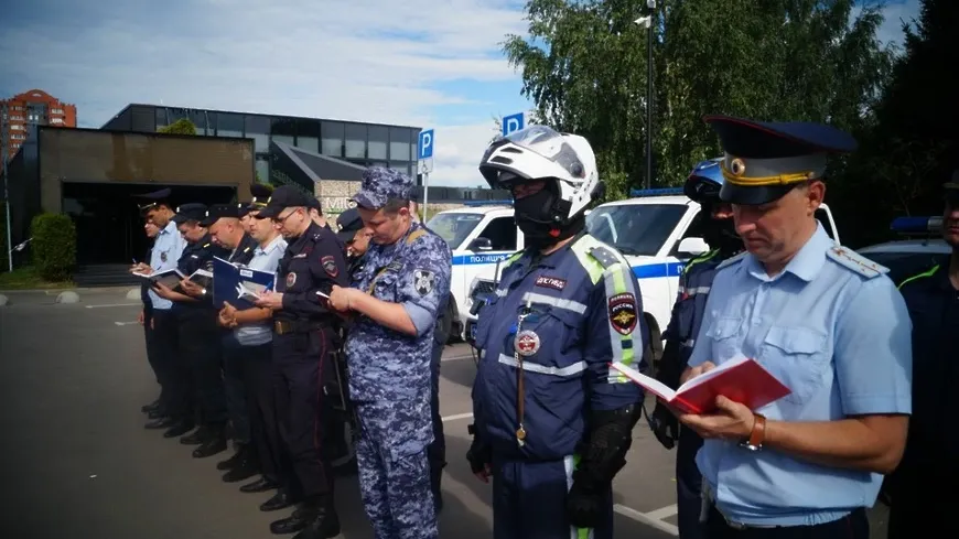 Строевой смотр и инструктаж патрульно‑постовых нарядов полиции провели в Мытищах