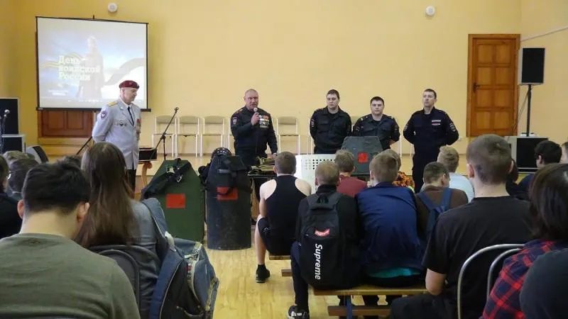 Полицейские организовали для учащихся в Серпухове «Урок мужества» накануне 23 февраля