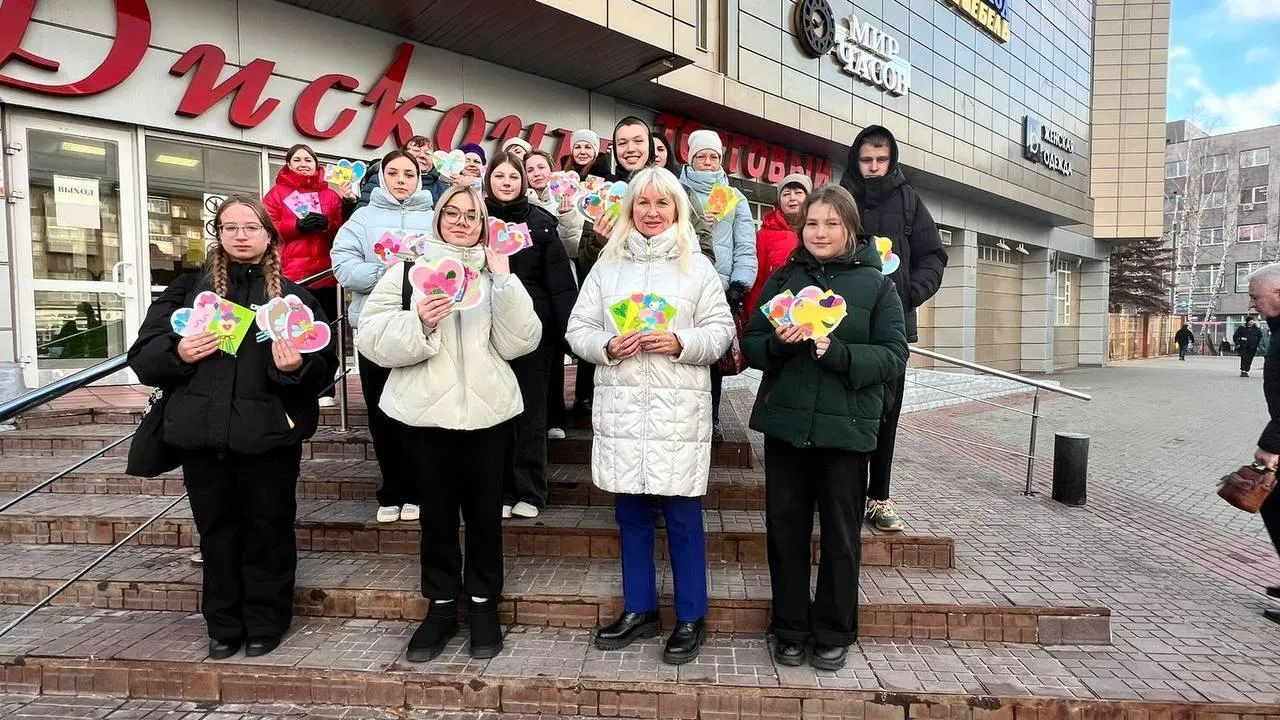 Молодежь Серпухова провела поздравительный флешмоб ко Дню матери