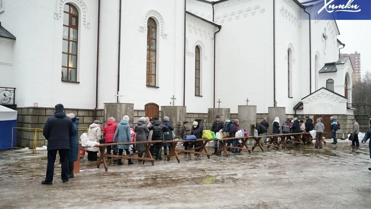Жителям Химок раздали святую воду