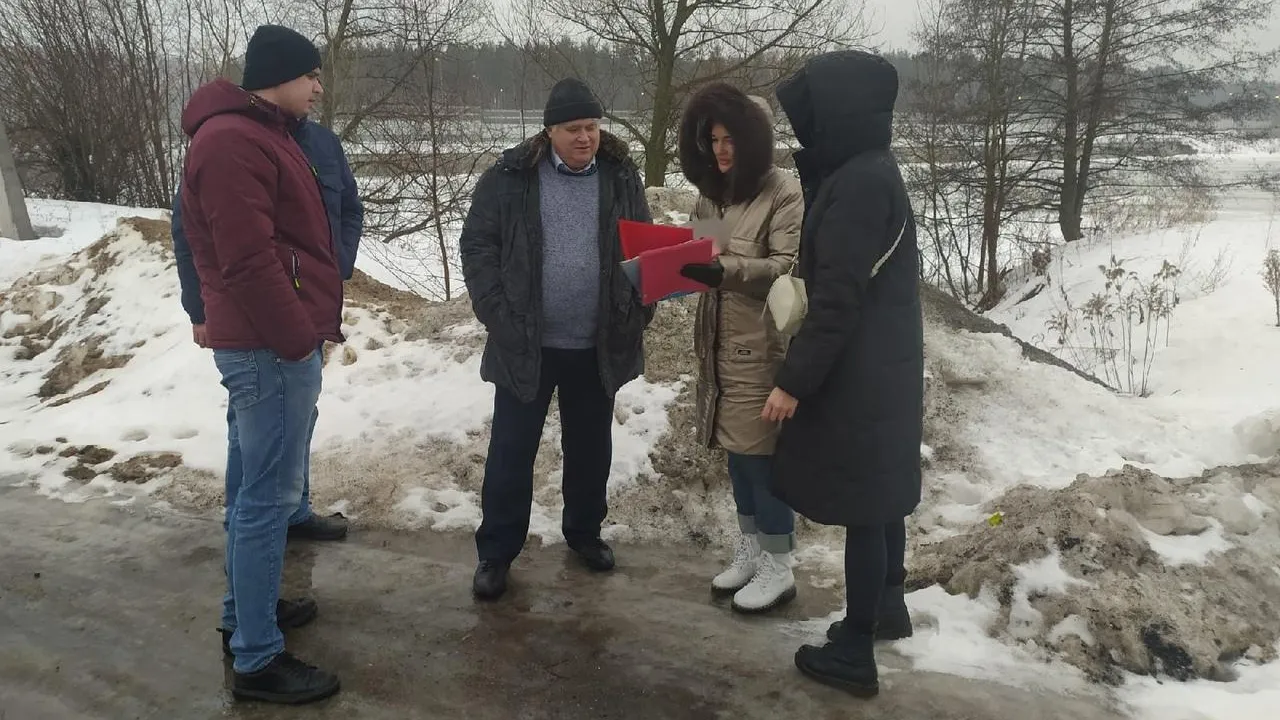 Накопления мусора планируют вывезти с берегов водоемов в Люберцах