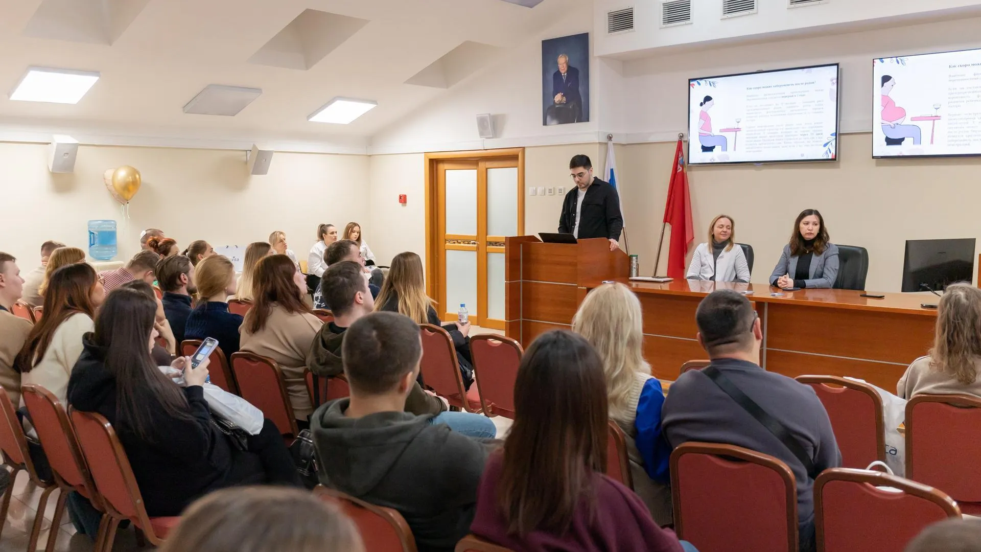 Врачи МОНИИАГ развеяли мифы об интимной близости во время беременности