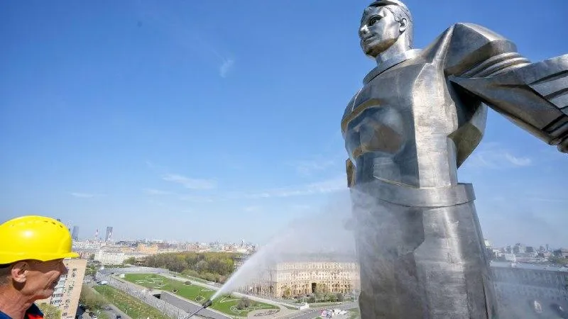 Памятник Гагарину на Ленинском проспекте промыли после окончания зимы