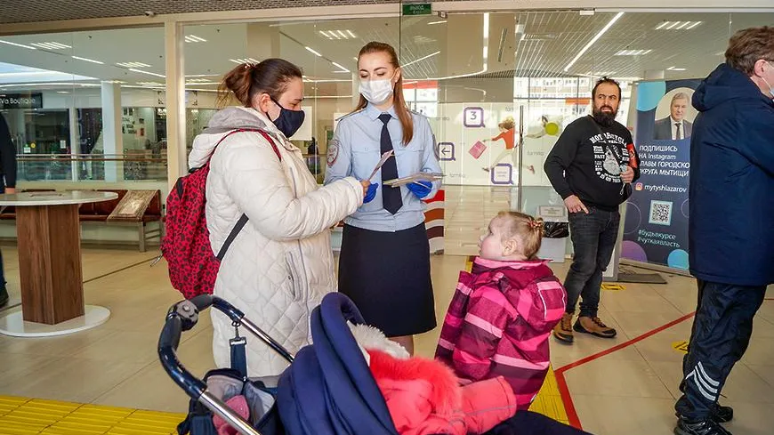Посетителям МФЦ Мытищ напомнили правила перевозки детей в автомобиле