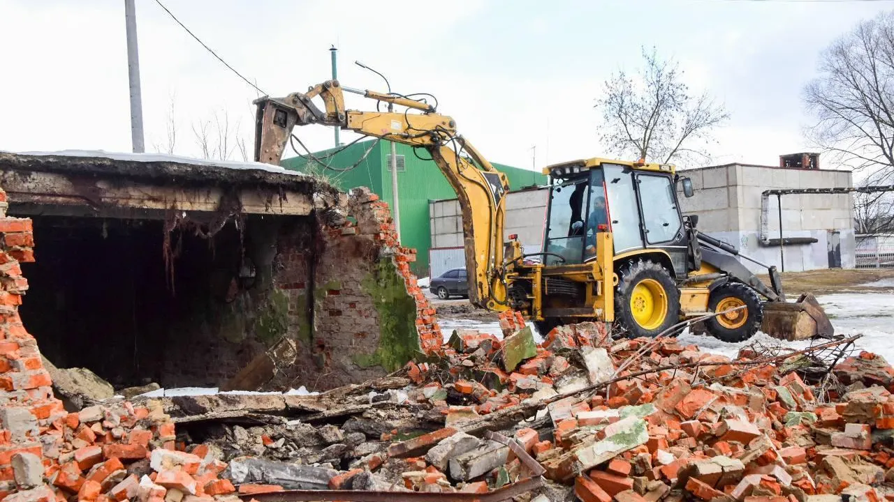 Нежилое заброшенное здание снесли в Климовске