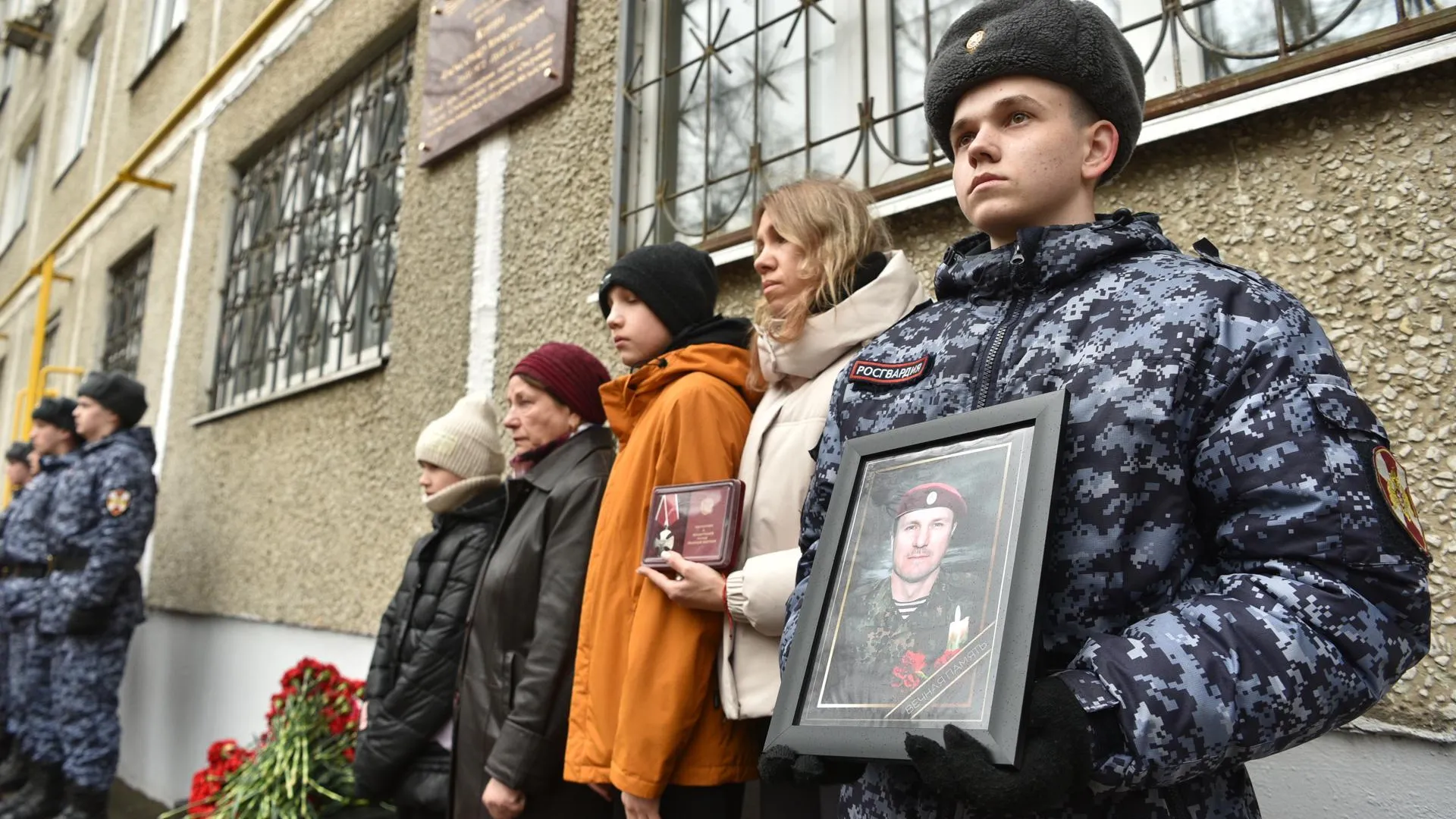 Мемориальную доску участнику СВО Александру Кирину открыли в Балашихе