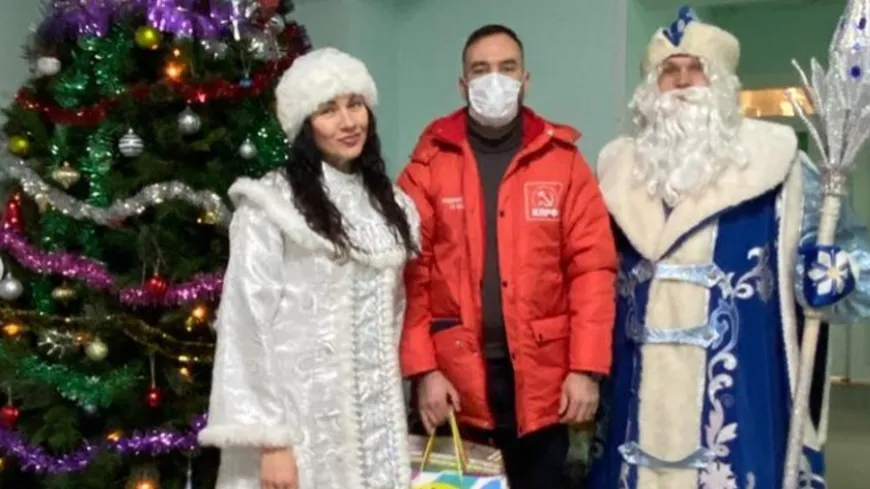 Дед Мороз и Снегурочка поздравили юных пациентов больницы Подольска с праздниками