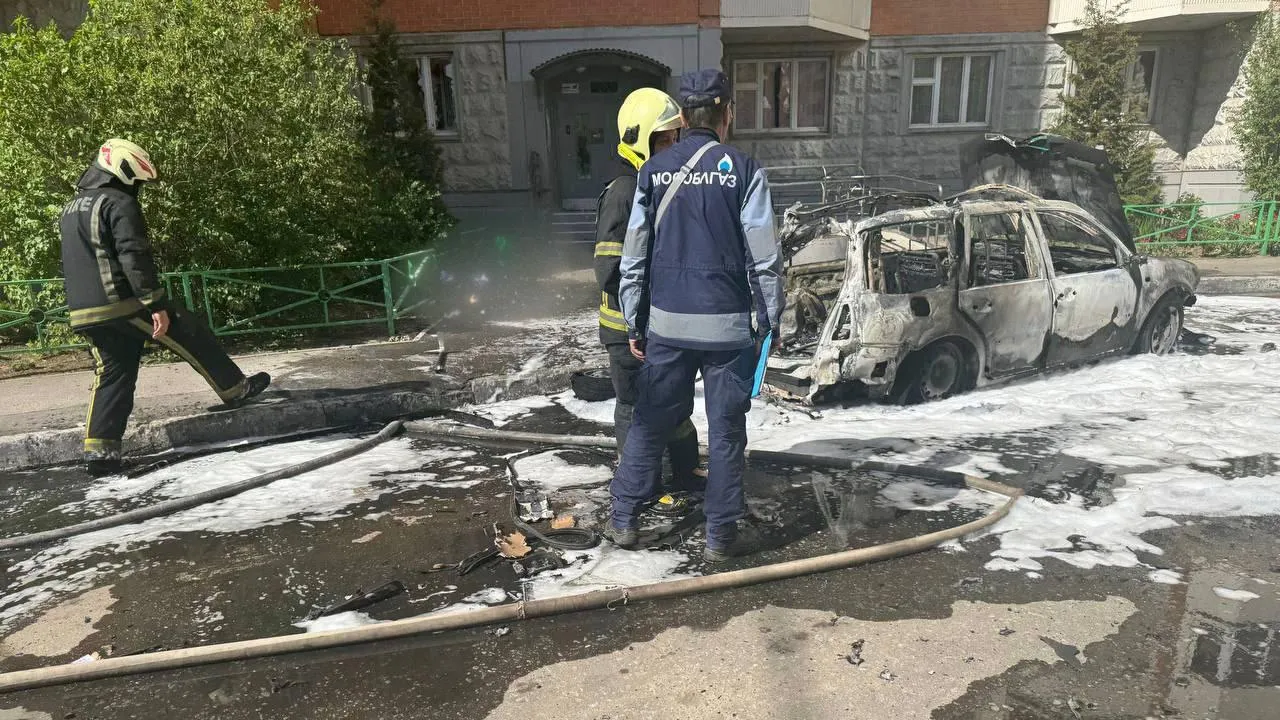 Появились первые фото с места взрыва автомобиля в Балашихе