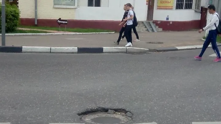 В Подольске до 2 декабря устранят провал канализационного люка на Рабочей улице