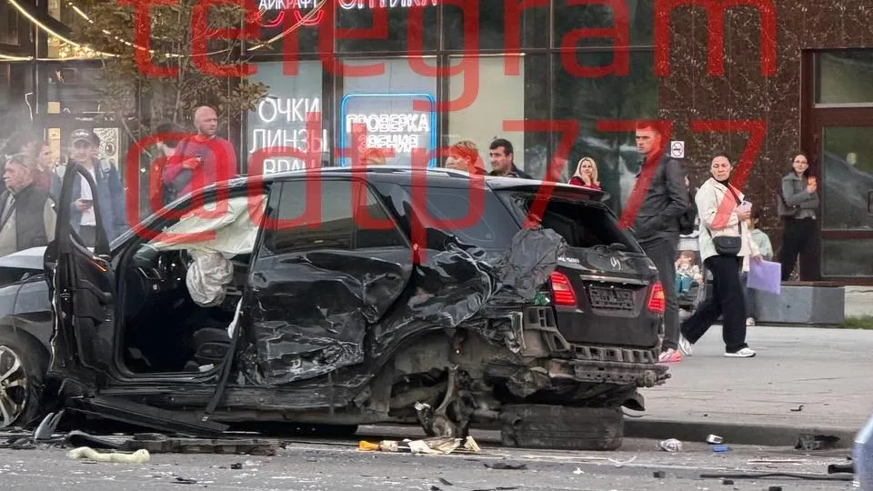 Оба авто всмятку: опубликованы кадры жесткого ДТП на улице Каховка в Москве