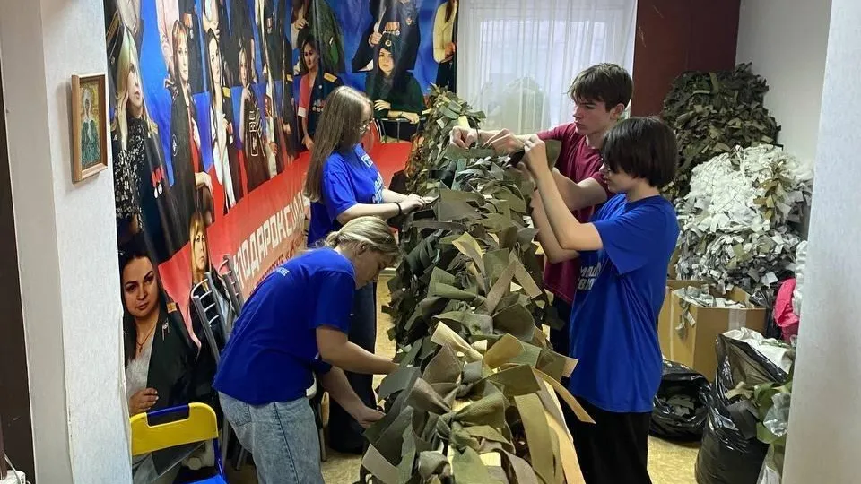 10-классники одной из школ Талдома помогают плести маскировочные сети для СВО