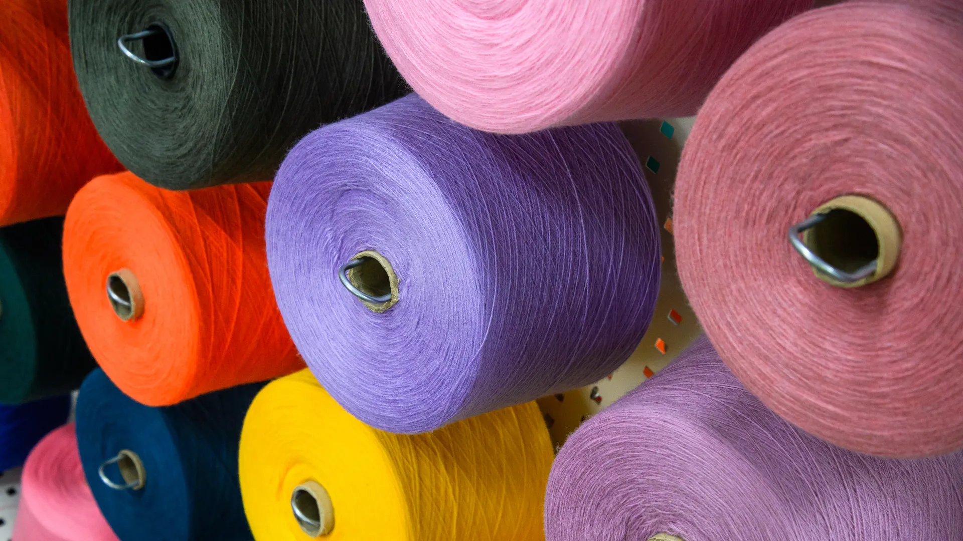 РЭО: в Москве стартовал пилотный проект по внедрению инфраструктуры для сбора старой одежды