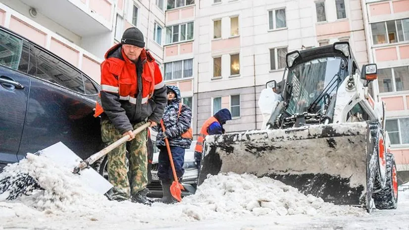 Дорожно-коммунальные службы Красногорска круглосуточно убирают снег в округе