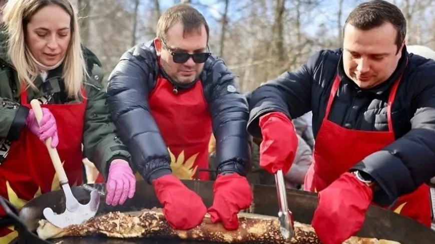 Огромный блин испекли на Масленицу в Королеве