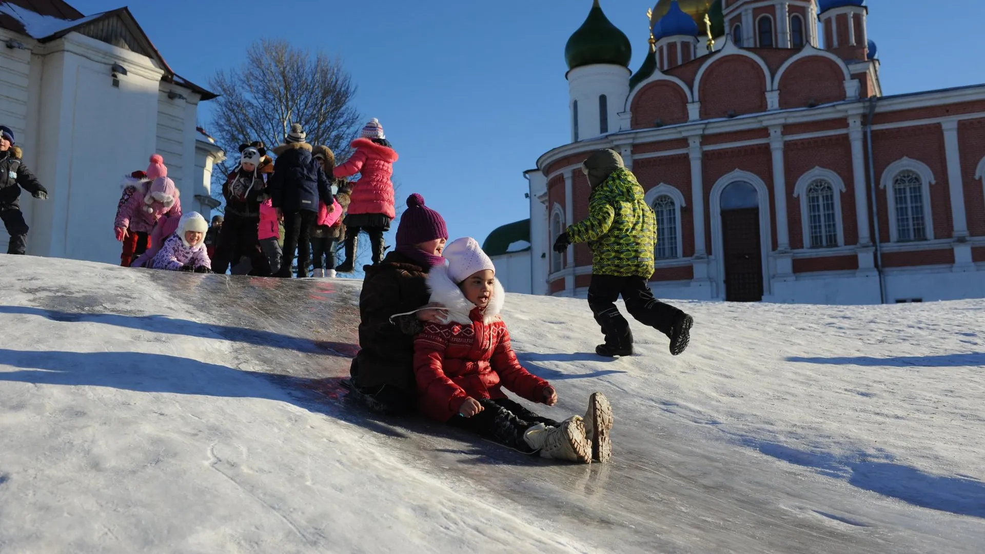 Подмосковных детей предупредили об опасностях катания с горок, где есть трамплины