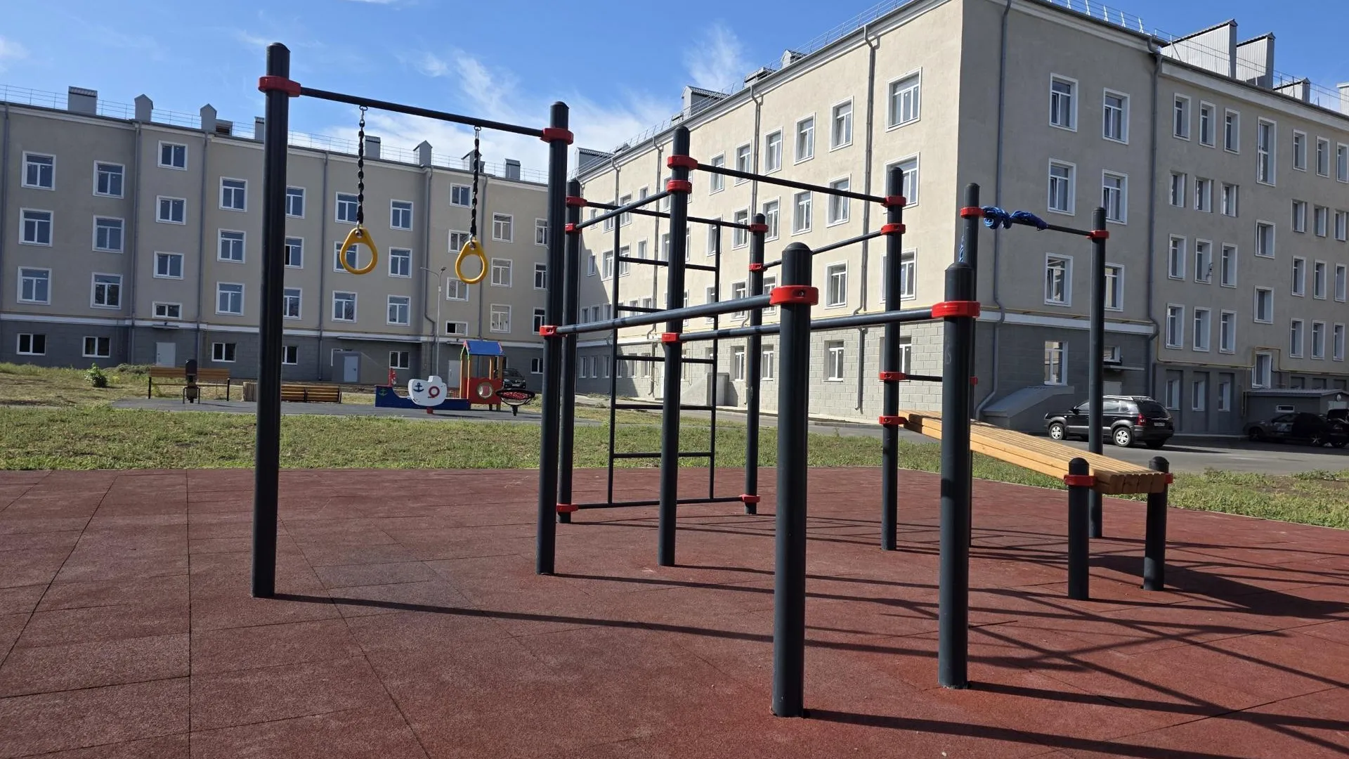 Специалисты Подмосковья завершают благоустройство территории в Мариуполе