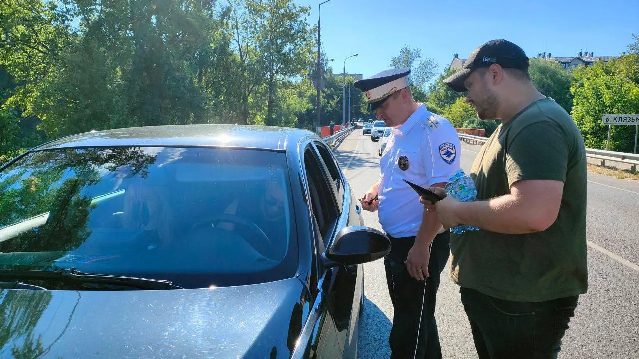 Водителям в Королеве раздали профилактические листовки и воду