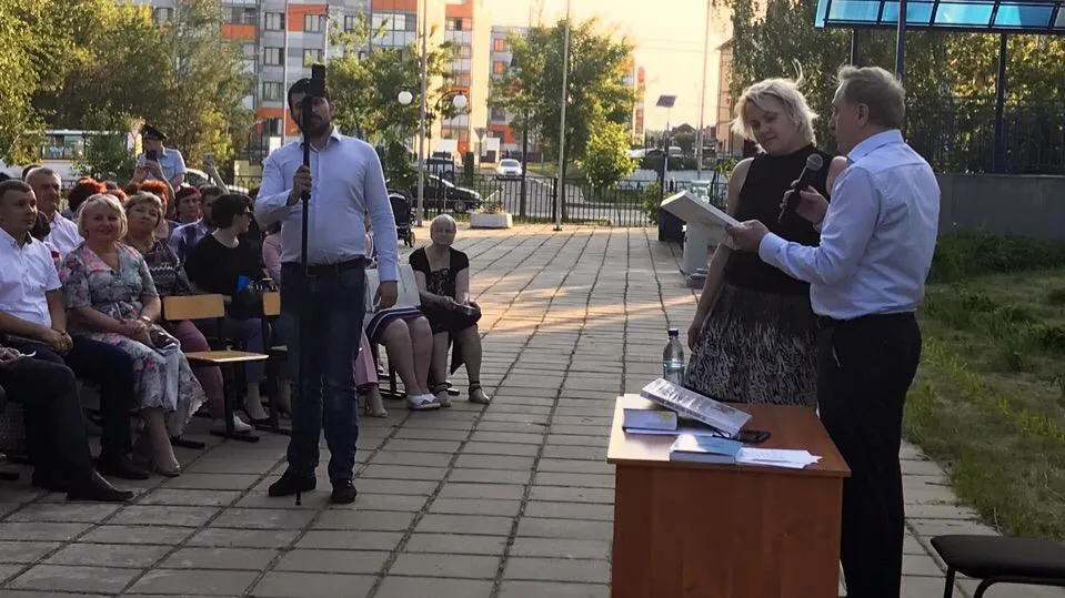 Ружицкий вручил одной из жительниц ЖК книгу о Люберцах за активную жизненную позицию