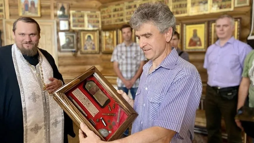 Поисковики Подольска передали внуку красноармейца найденные вещи