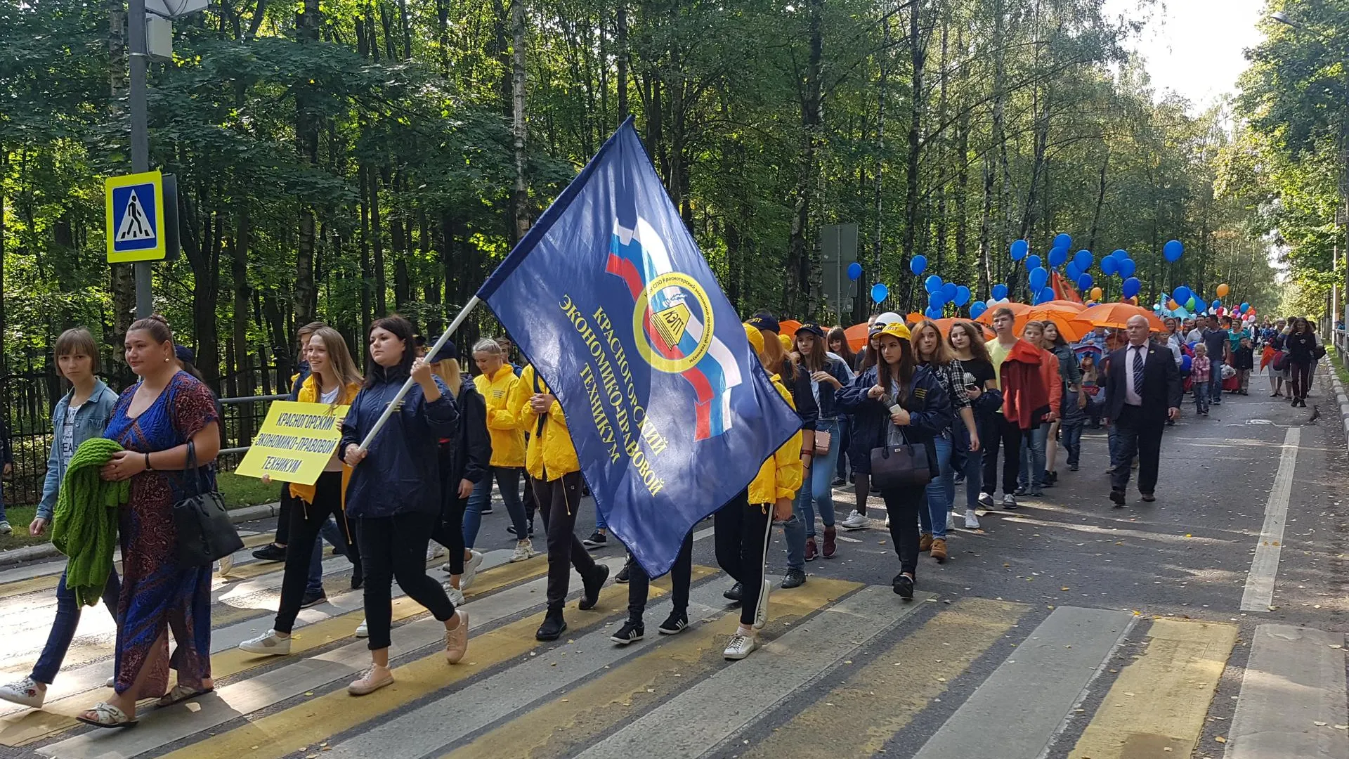 Шесть тысяч жителей прошли на параде трудовых коллективов в Красногорске
