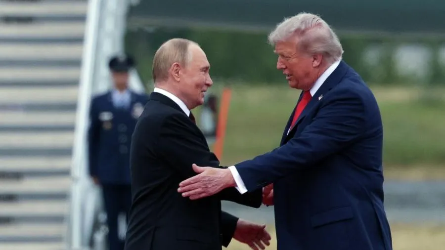 NZZ опубликовала изображение Трампа и Путина в окружении карликовых европейцев