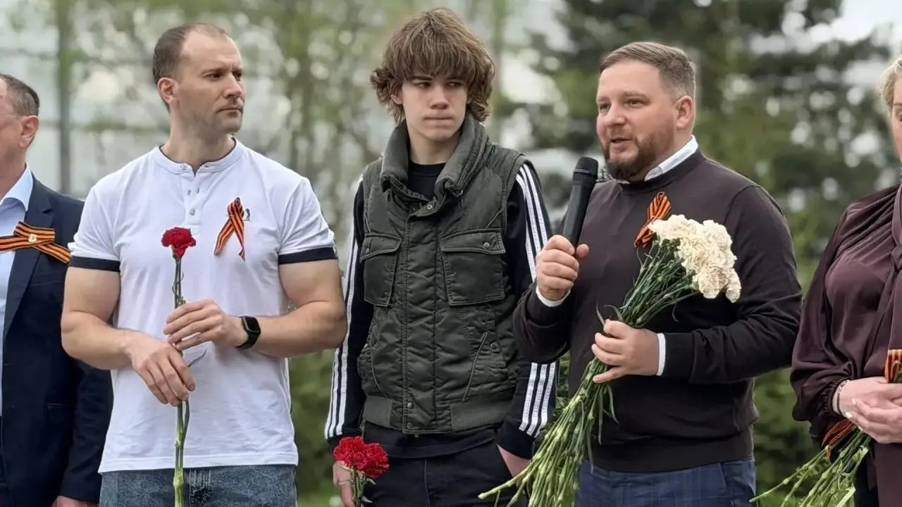 Потомки летчика Пойденко возложили цветы в Апрелевке
