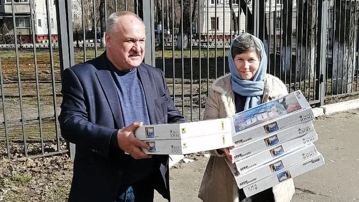 Благотворительный фонд передал волонтерам Подольска пазлы и детскую одежду