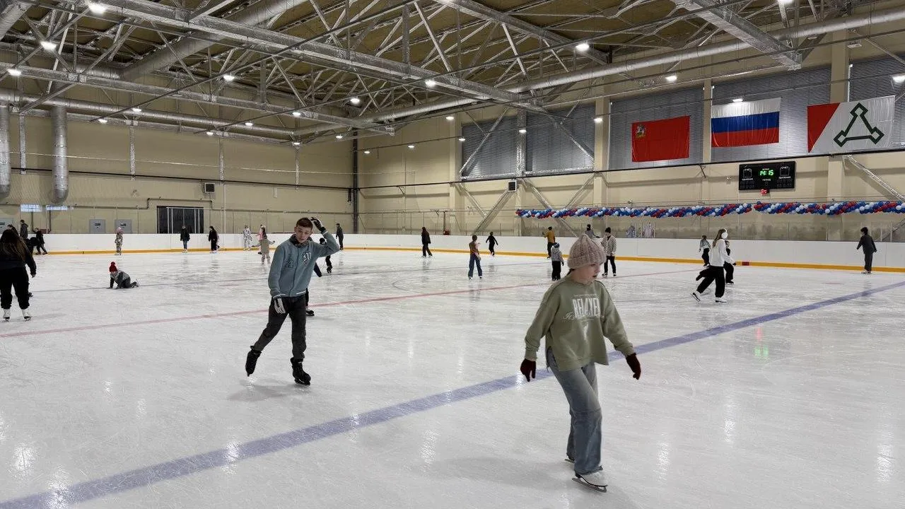 Более 4,5 тыс. человек посетили крытый каток в Волоколамске на каникулах